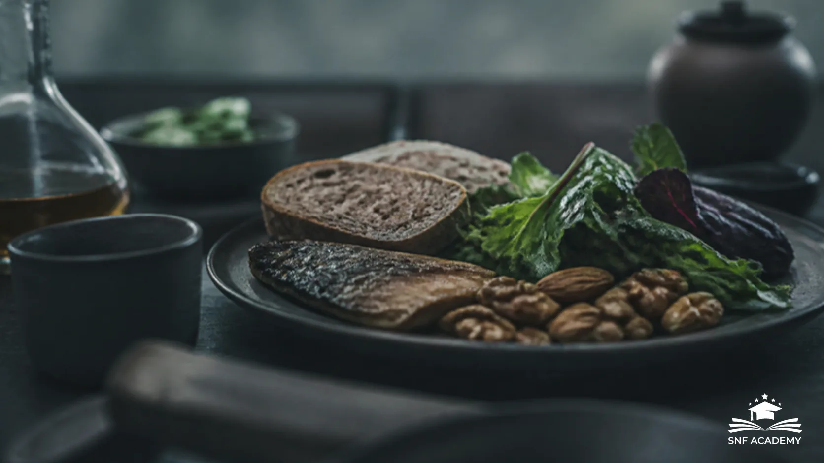 Teller mit Vollkornbrot, Gemüse, Nüssen und Fisch auf dunklem Tisch