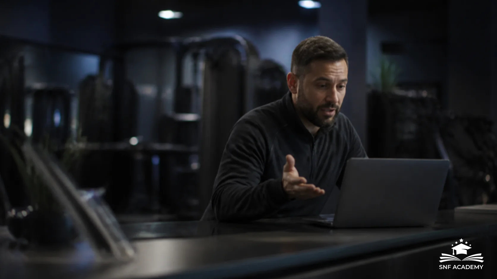 Studioleiter in einem Videogespräch am Laptop an der Anmeldung