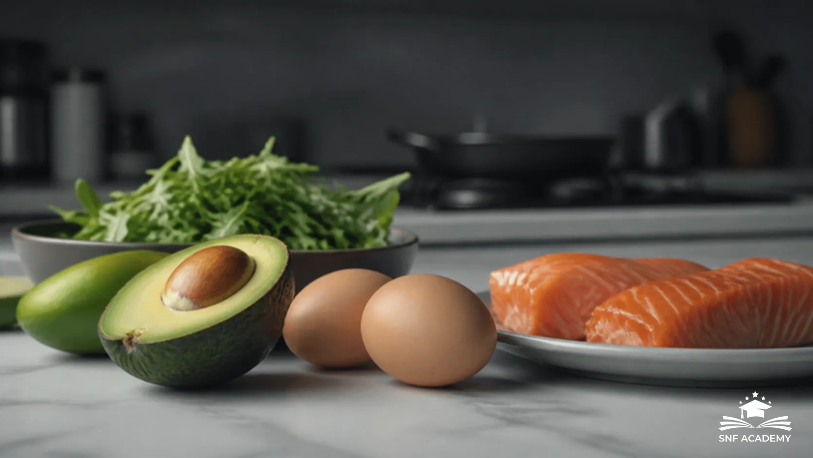 Halbe Avocado, Eier, Rucola und Lachsfilets auf einem hellen Küchentisch, Zutaten einer kohlenhydratarmen Ernährung