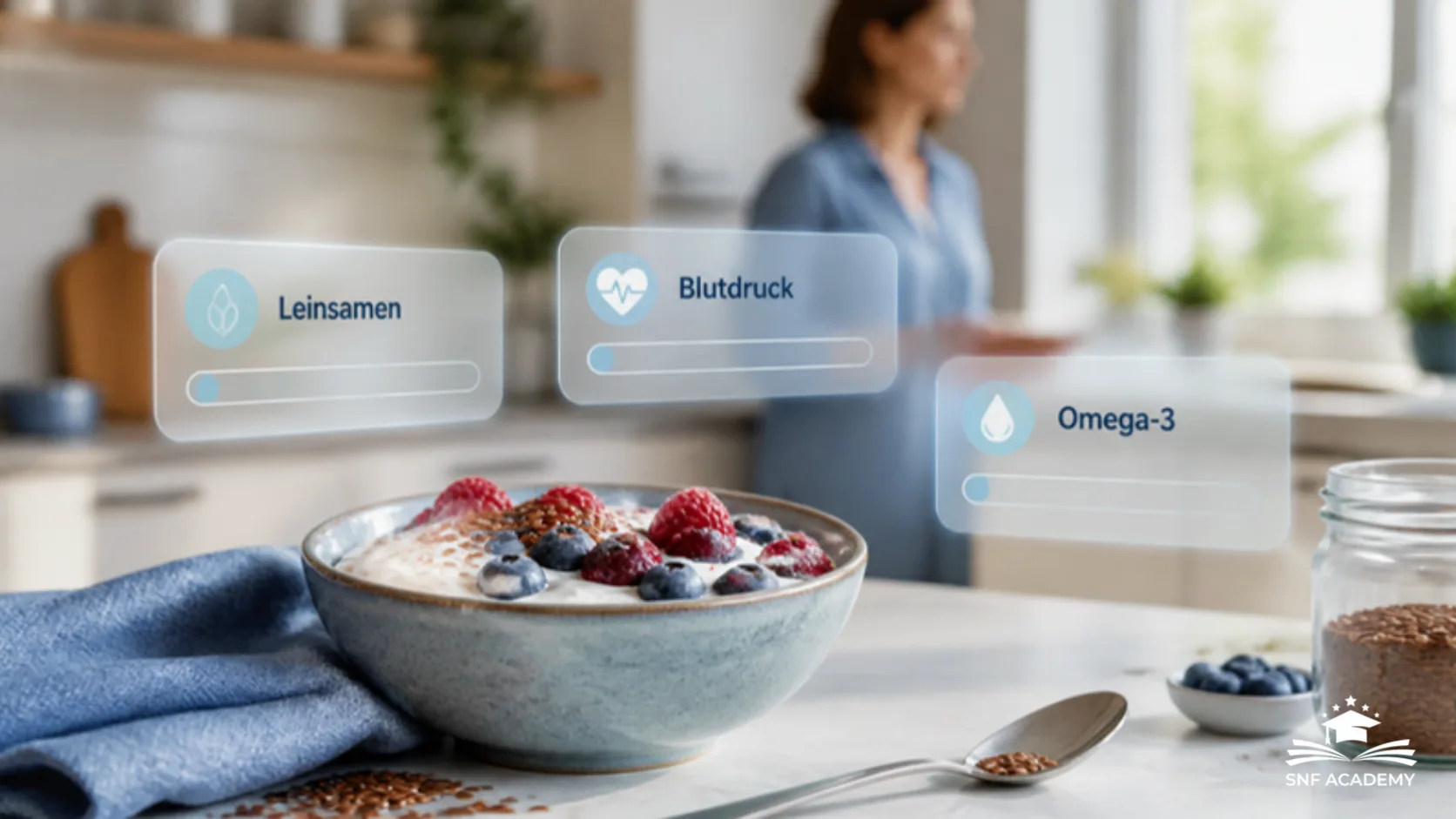 Schale Joghurt mit Beeren und Leinsamen auf dem Küchentisch, mit Info-Karten zu Leinsamen, Blutdruck und Omega-3