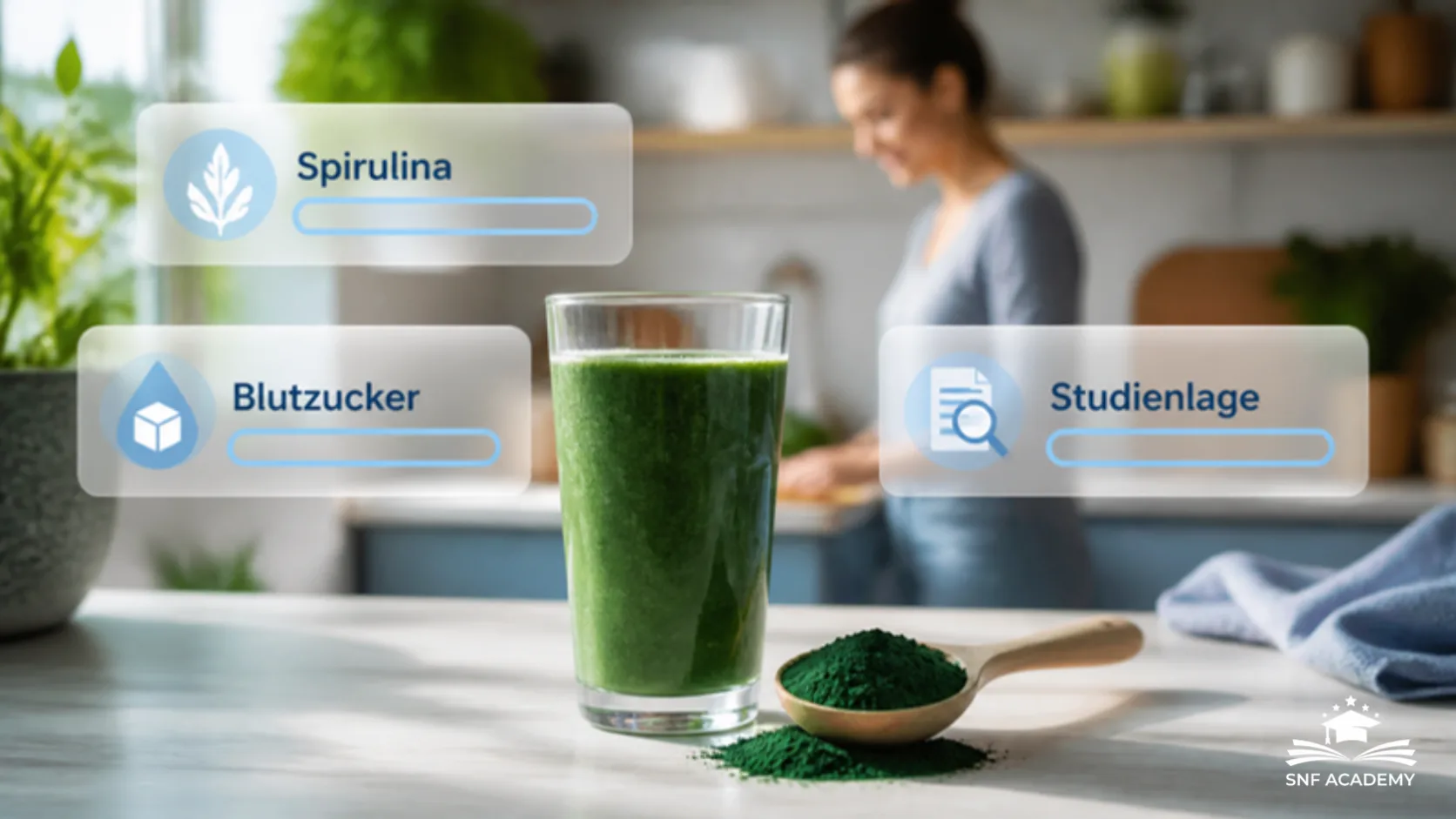 Grüner Smoothie und Löffel mit Spirulina-Pulver, im Hintergrund eine Frau in der Küche, mit Info-Karten zu Spirulina, Blutzucker und Studienlage