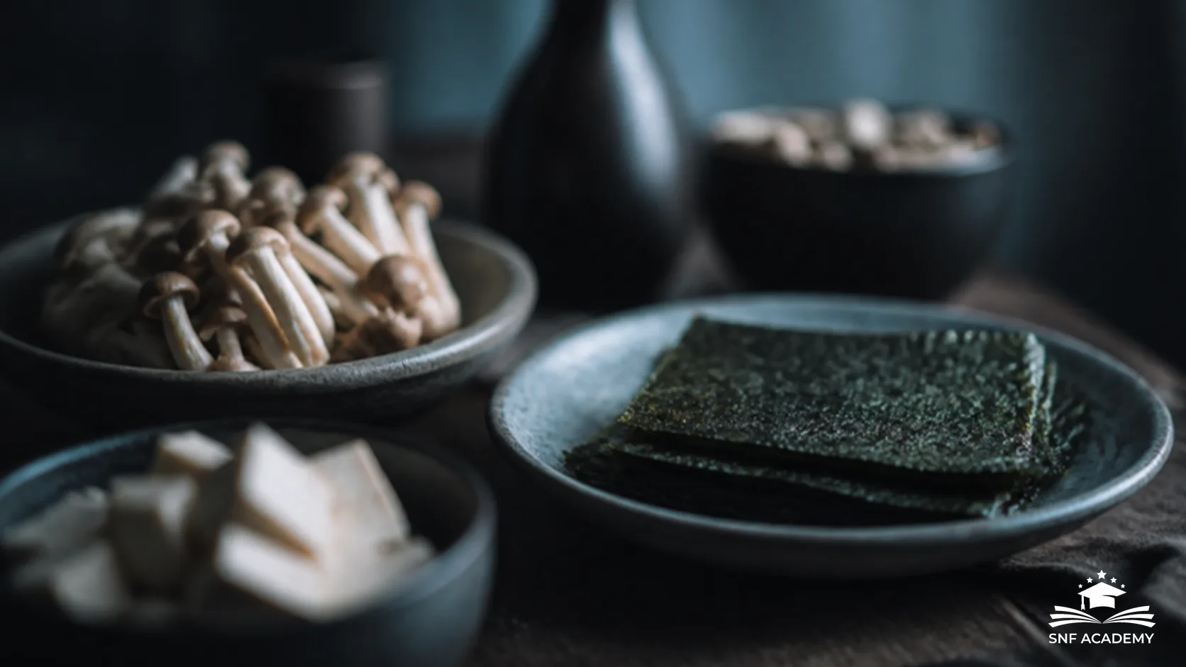 Pflanzliche Lebensmittel wie Nori-Blätter, Pilze und Tofu auf einem Holztisch, Symbolbild für vegane Ernährung und die Frage nach Vitamin B12