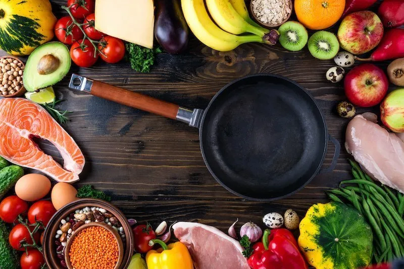 Lebensmittel wie Gemüse, Fleisch, Fisch, Eier und gesunde Öle