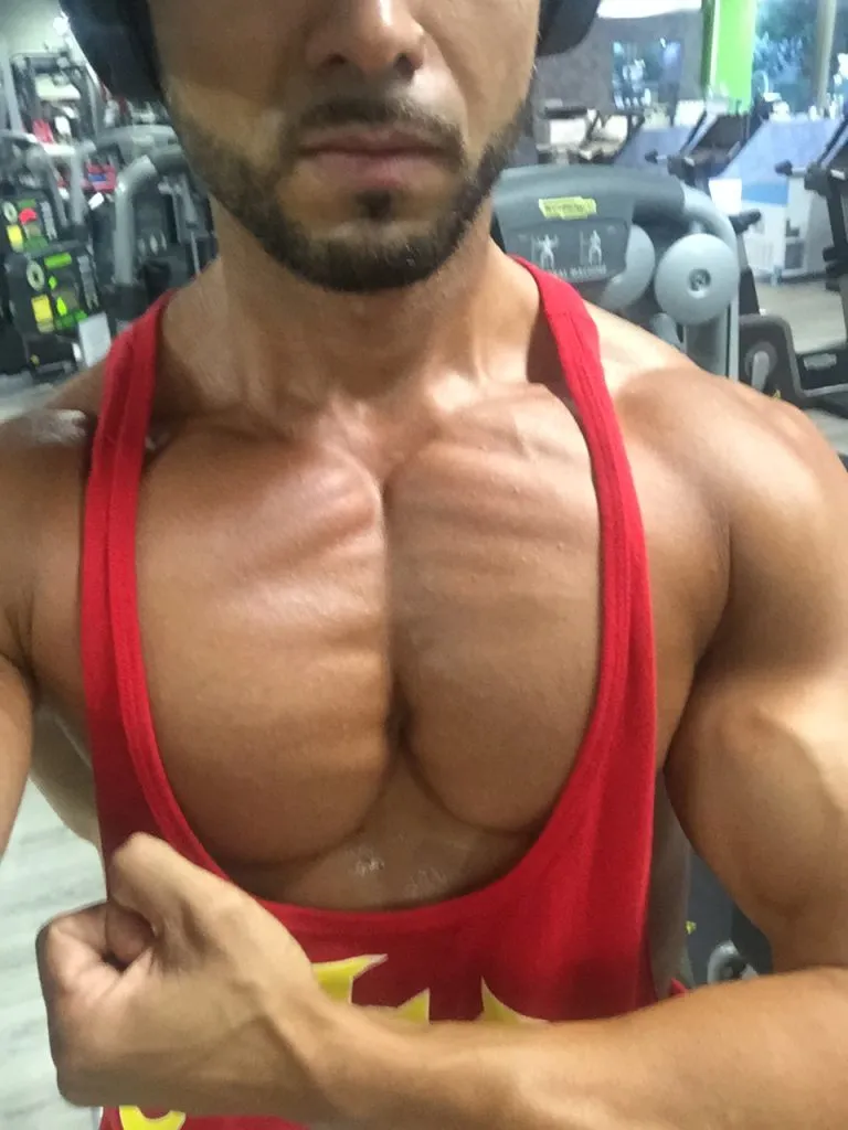ein fitnesstrainer im fitnessstudio hat brusttraining hinter sich und strebt muskelaufbau an