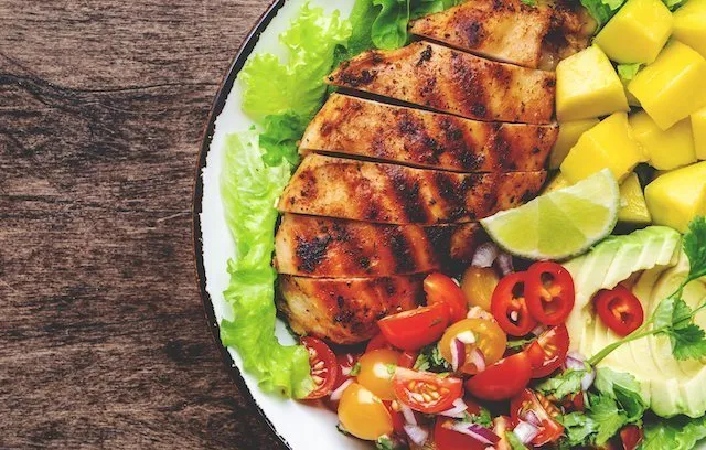 pouletbrust mit Avocado-salat