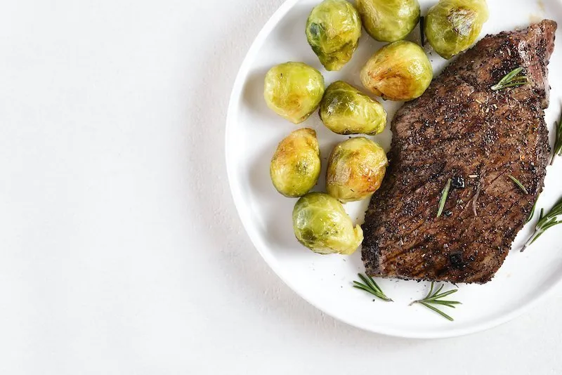 Rindersteak mit Rosenkohl low carb rezept