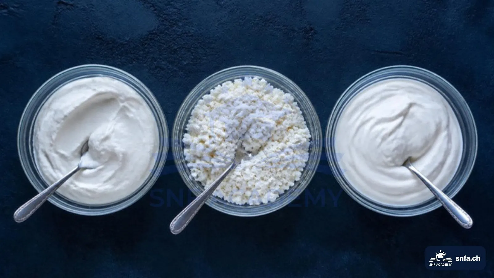 Skyr, Hüttenkäse und Quark in drei Glasschalen im Vergleich – SNF Academy